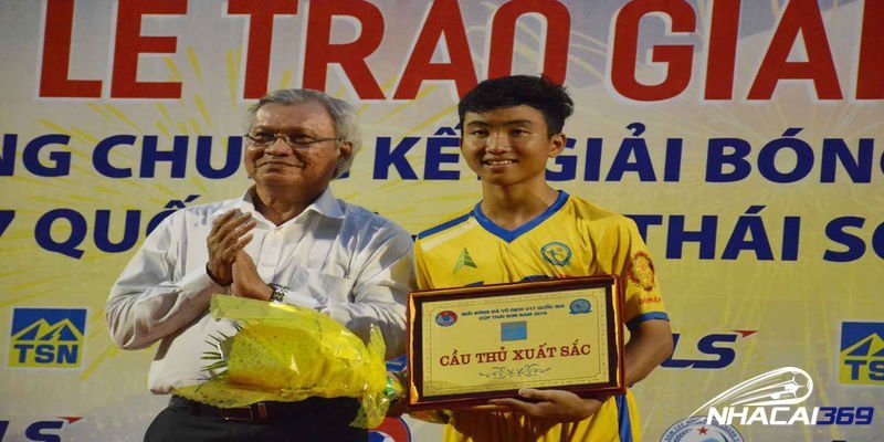 Tiền đạo Trần Công Minh của CLB Đồng Tháp U19 đạt danh hiệu cầu thủ xuất sắc nhất giải U19 quốc gia